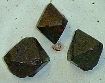 MAGNETITE NATURAL OCTAHEDRON CRYSTALS 