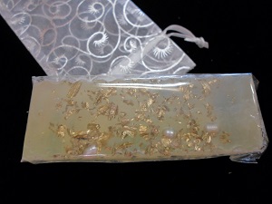 Gold Flakes And Pearl Healing Crystal Soap With Rocks For Feng Shui Wealth